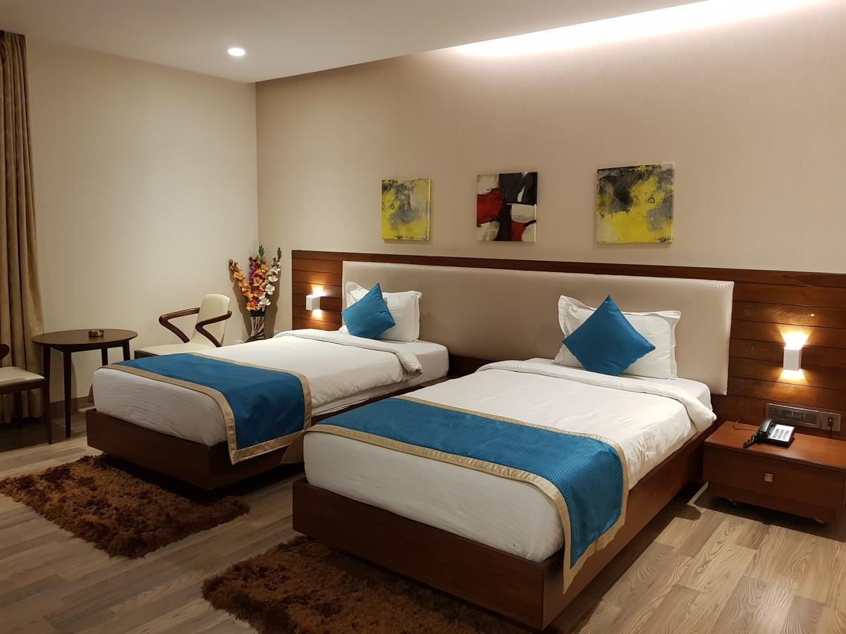 שילונג M Crown Hotel מראה חיצוני תמונה