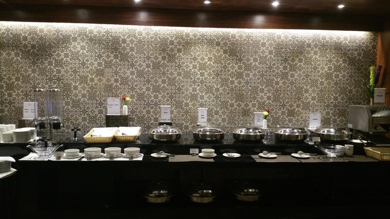 שילונג M Crown Hotel מראה חיצוני תמונה